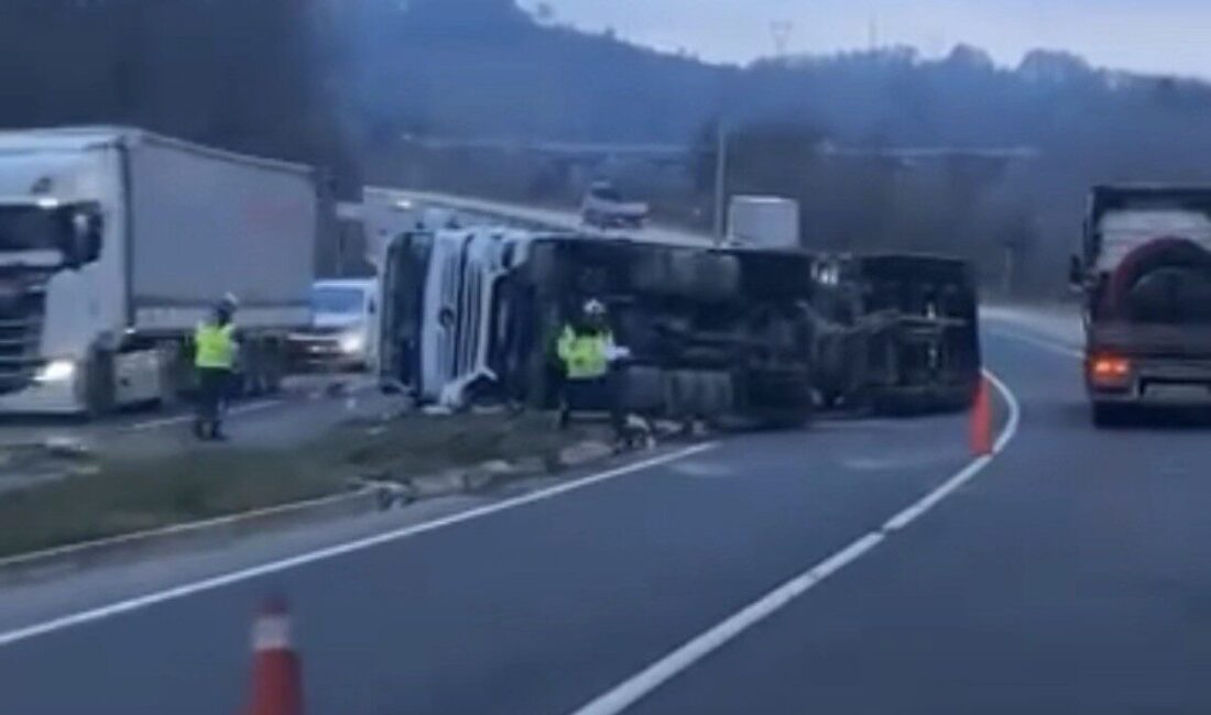 Düzce’de çimento yüklü tankerin devrildiği kazada 1 kişi yaralandı. Düzce’nin