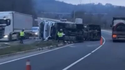 Düzce’de çimento yüklü tankerin devrildiği kazada 1 kişi yaralandı. Düzce’nin