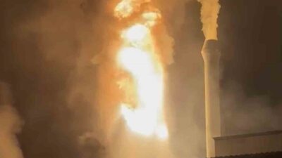 Sakarya’nın Akyazı ilçesinde yağ kazanı patlayan entegre tesisi, alev alev