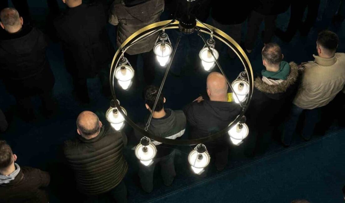 Sakarya’da Ramazan ayının ardından bayram sabahında vatandaşlar, soğuk hava ve