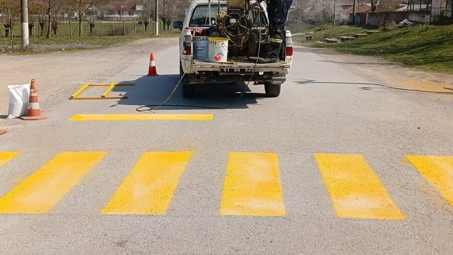 DÜZCE(İHA) – Düzce’de köy yollarında yaya geçitlerinde ve kasis geçişlerinde