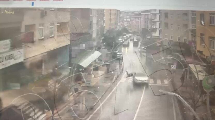 Kocaeli’nin Çayırova ilçesinde yaya geçidinde otomobilin çarpması sonucu ağır yaralanan