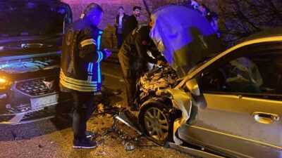 Kocaeli’de yere dökülen sıvı nedeniyle kayganlaşan yolda iki otomobilin kafa