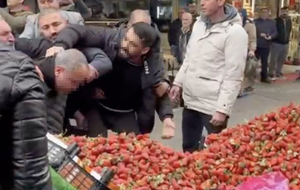 Sakarya’nın Adapazarı ilçesinde seyyar çilek satıcısı ile zabıta ekipleri arasında