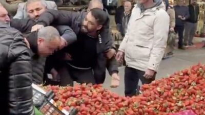 Sakarya’nın Adapazarı ilçesinde seyyar çilek satıcısı ile zabıta ekipleri arasında