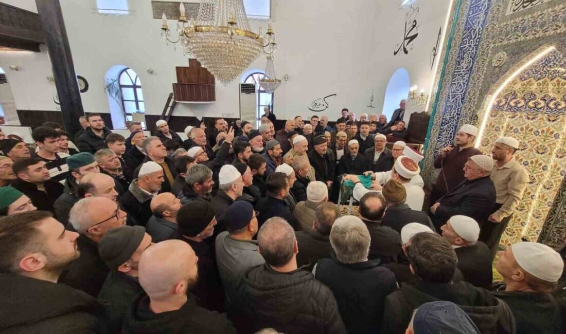 Kastamonu’nun İnebolu ilçesinde Sakal-ı Şerif, Kadir Gecesi sebebiyle vatandaşların ziyaretine