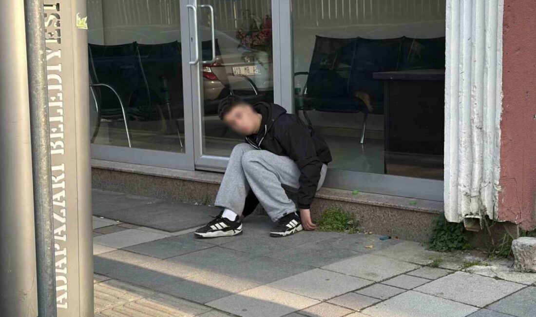 Sakarya’nın Adapazarı ilçesinde sokak ortasında kendinden geçmiş halde anormal hareketler