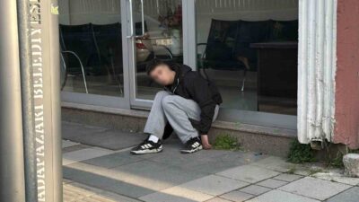 Sakarya’nın Adapazarı ilçesinde sokak ortasında kendinden geçmiş halde anormal hareketler