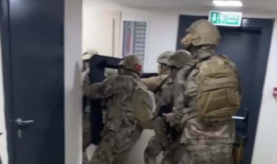 Kocaeli’nin İzmit ilçesinde düzenlenen operasyonda, hakkında 8 ayrı suçtan aranma