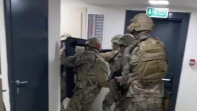 Kocaeli’nin İzmit ilçesinde düzenlenen operasyonda, hakkında 8 ayrı suçtan aranma