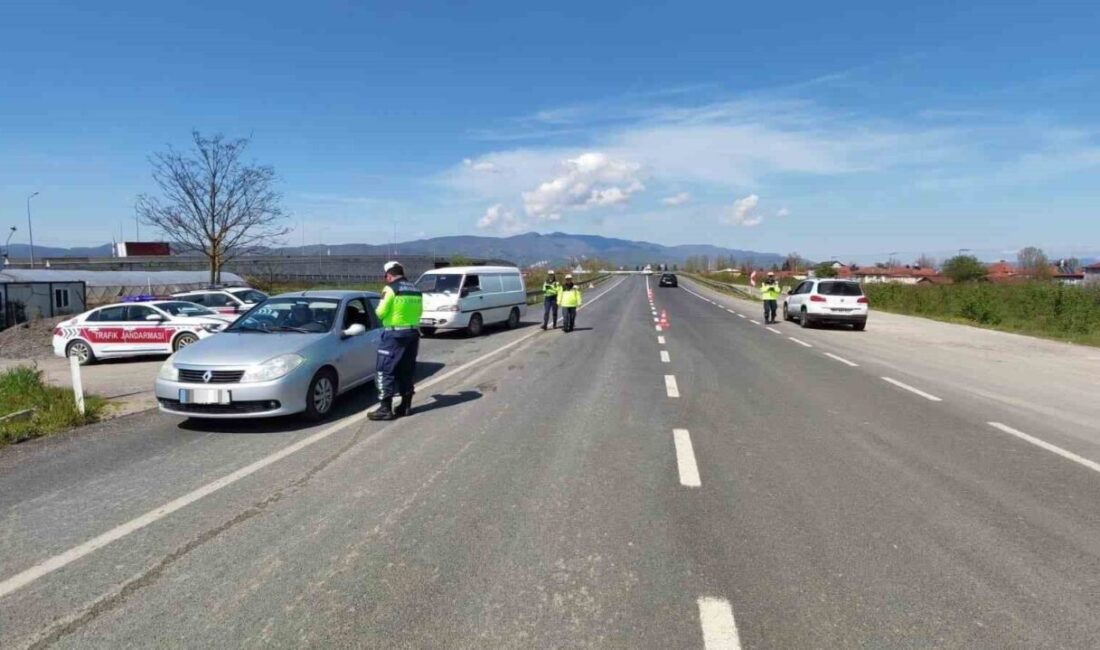 DÜZCE(İHA) – Düzce’de trafik denetimi yapan polis ve jandarma ekipleri
