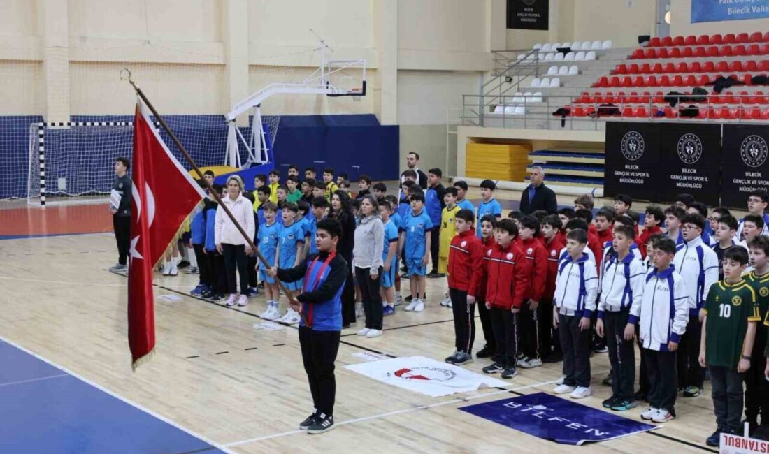 Bilecik’te 240 sporcunun katılımıyla hentbol küçükler yarı final müsabakaları başladı.