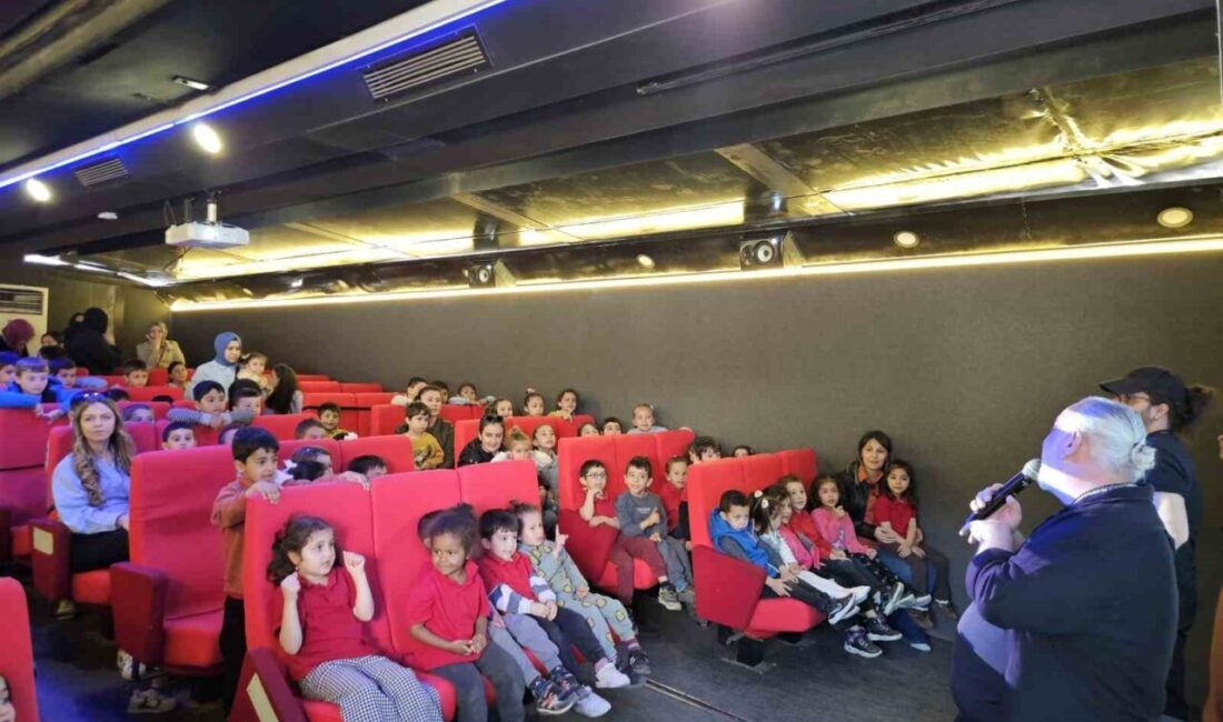 Kastamonu’nun Hanönü ilçesinde 300 öğrenci ’Gezen Sinema Tırı’ sayesinde sinema