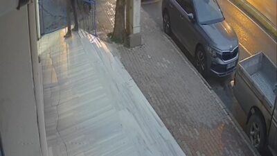 Kocaeli’nin Gebze ilçesinde bir otomobil, hafif ticari araca ve park