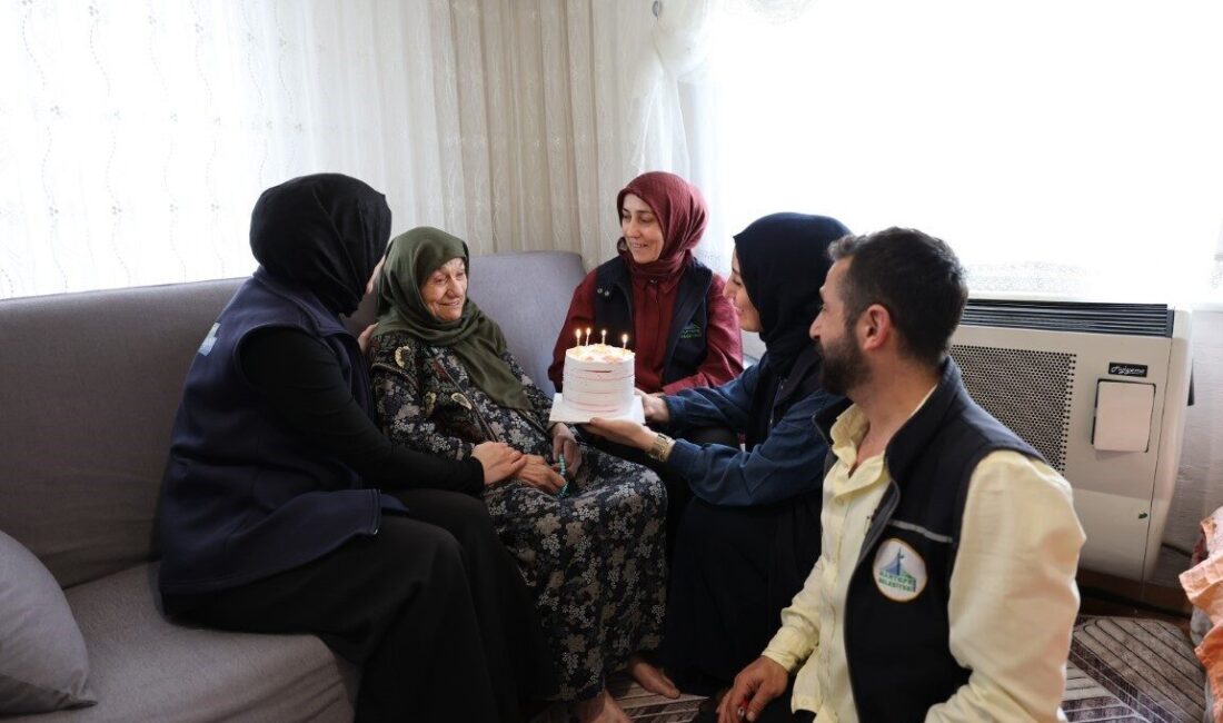 Kartepe’nin Alo Evlat ekibi, çocuğu olmayan 92. yaşındaki Neriman Yiğit’e