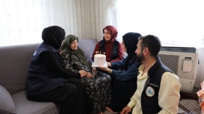 Kartepe’nin Alo Evlat ekibi, çocuğu olmayan 92. yaşındaki Neriman Yiğit’e