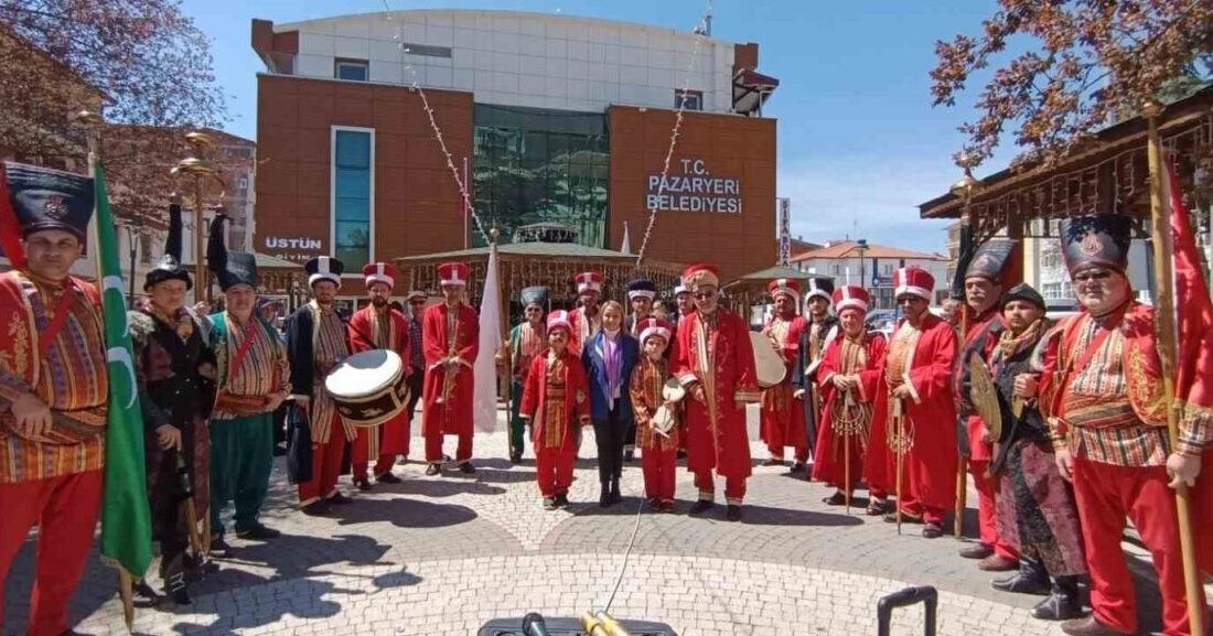 Gaziantep’te CHP’li vekillerin mehter marşı sırasında sırtlarını dönmelerinin ardından, Bilecik’in