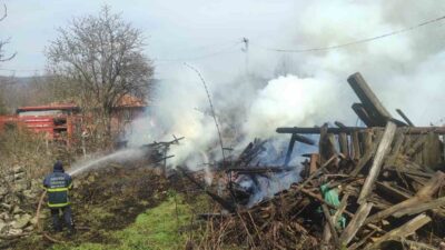 Bozüyük’te bir araçta başlayayarak kısa sürede çevreye yayılan yangın belediye