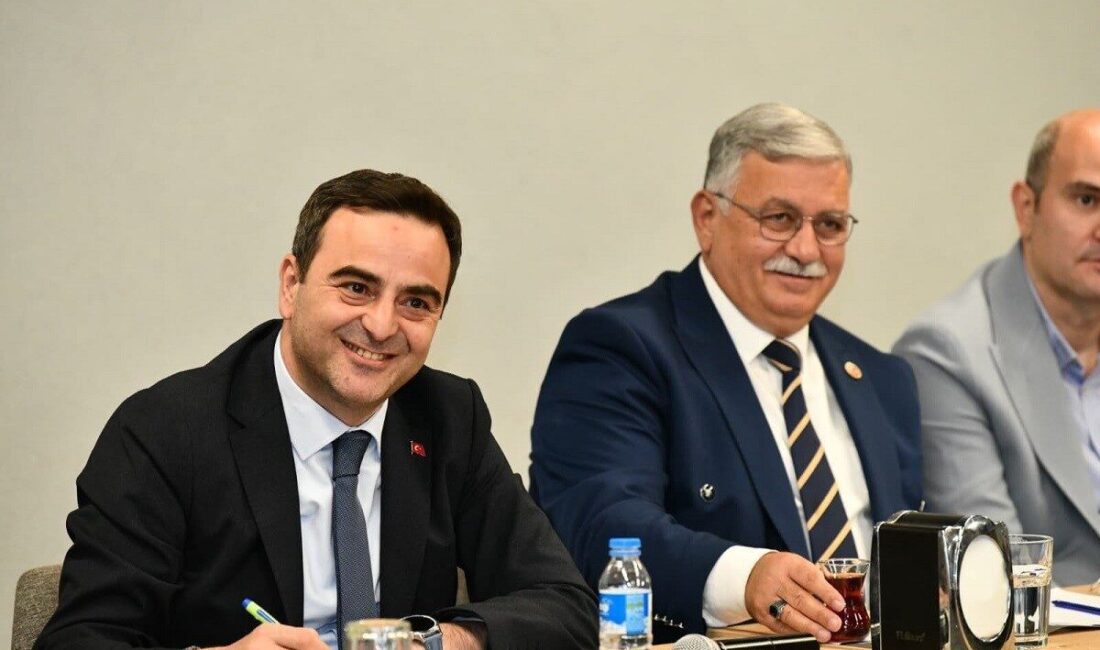 Başiskele’de mahalle muhtarlarıyla gerçekleştirilen istişare toplantısında ilçenin mevcut durumu ve