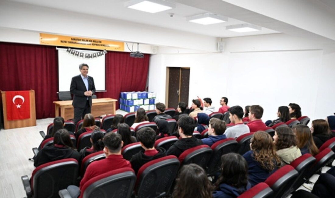 Lise öğrencileriyle bir araya gelen Kartepe Belediye Başkanı Mustafa Kocaman,