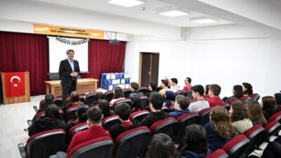 Lise öğrencileriyle bir araya gelen Kartepe Belediye Başkanı Mustafa Kocaman,