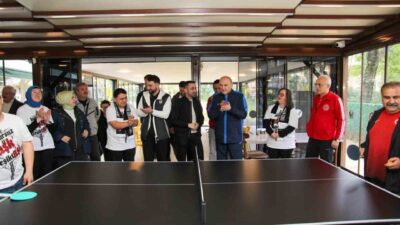 Düzce Belediye Başkanı Dr. Faruk Özlü, Kusursuz Kafe’de görev yapan