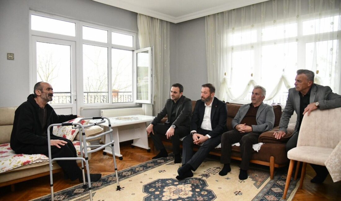 Başiskele Belediye Başkanı Yasin Özlü, ilçede rahatsızlığı bulunan vatandaşları evlerinde