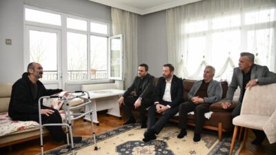 Başiskele Belediye Başkanı Yasin Özlü, ilçede rahatsızlığı bulunan vatandaşları evlerinde