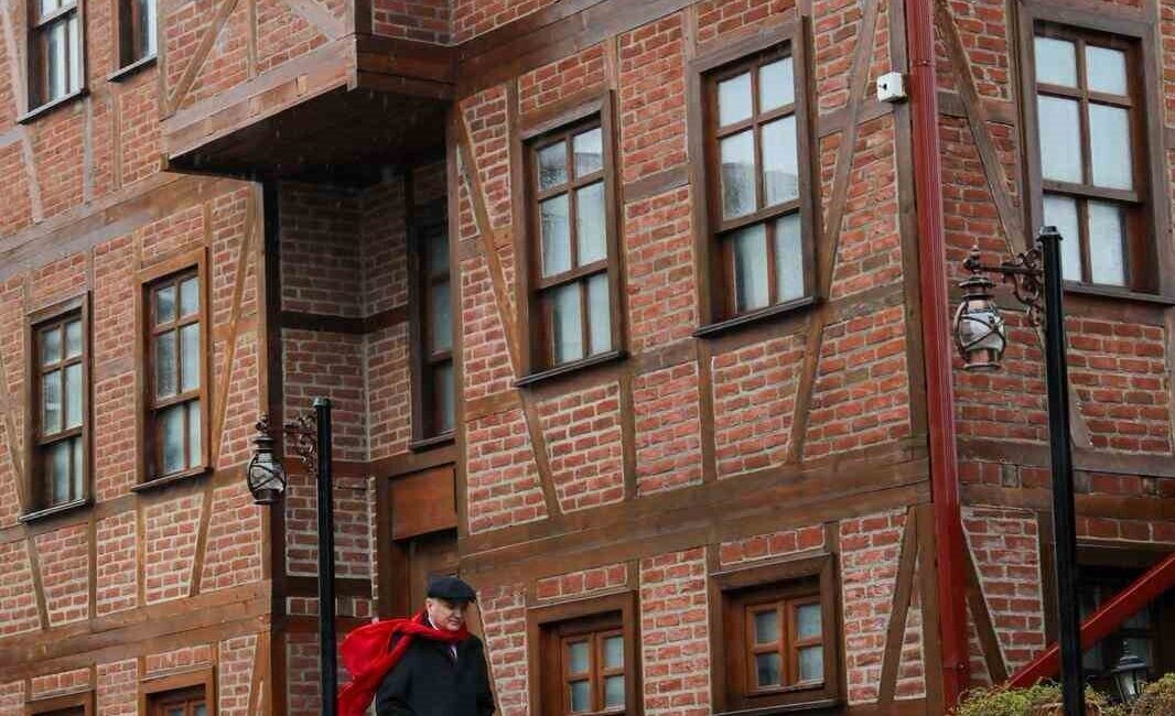 Edebiyata olan ilgisiyle bilinen Düzce Belediye Başkanı Faruk Özlü’nün, Akçakoca