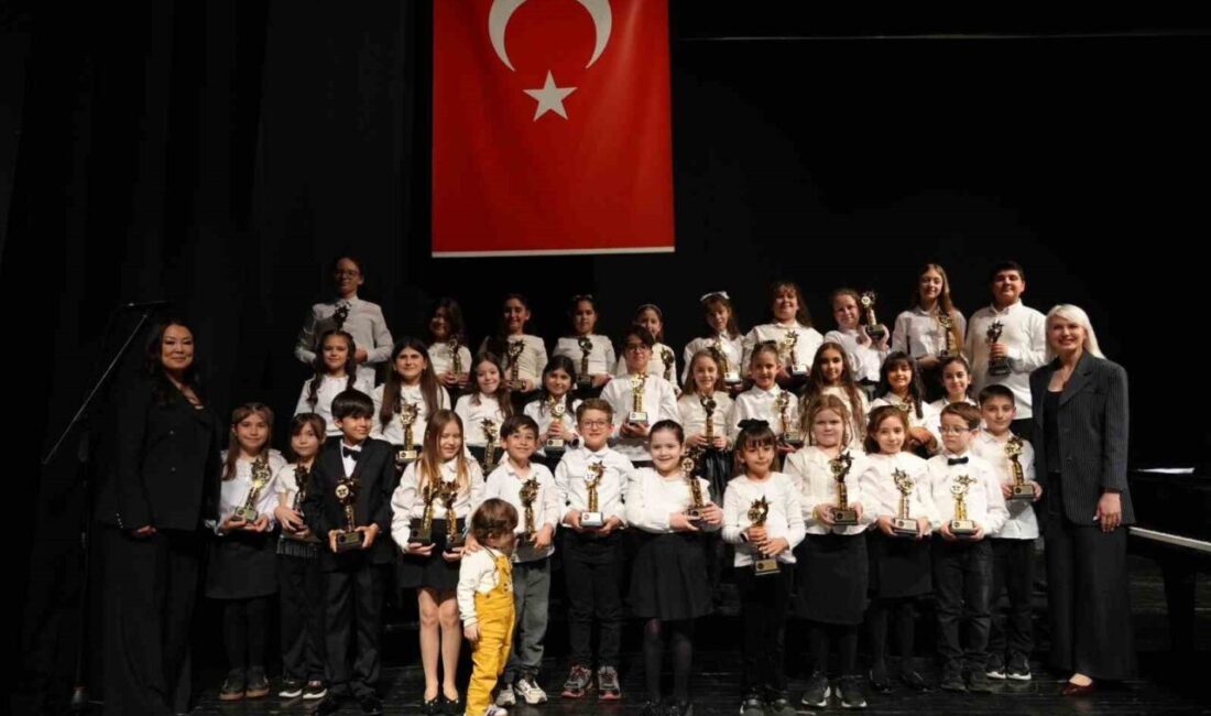 Bilecik Belediyesi Sanat Akademisi’nde müzik eğitimi alan öğrenciler, Bursa’daki müzik