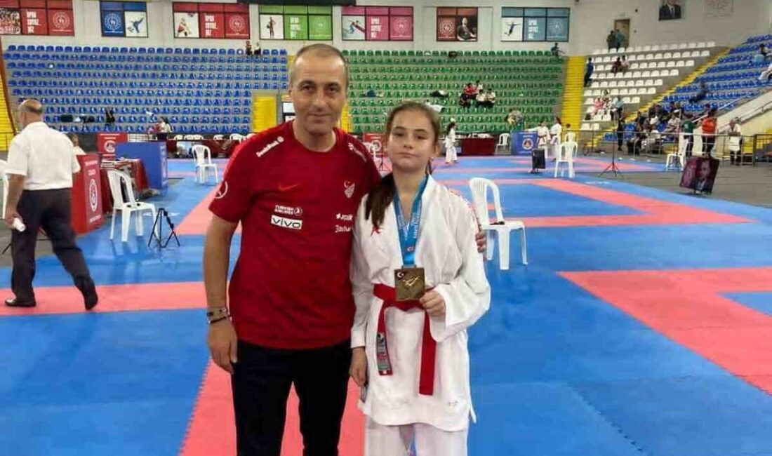 Bilecik Gençlik ve Spor İl Müdürlüğü karate sporcusu Kübra Beril