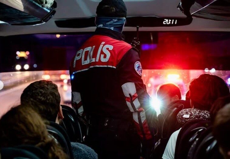 Bilecik’te düzensiz göçle mücadele kapsamında gerçekleştirilen huzur uygulamasında 854 şahıs