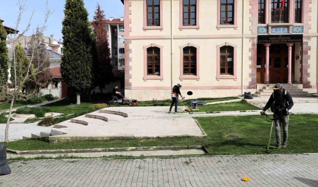 Bilecik’in Söğüt ilçesinde çim biçme çalışmaları başladı. Söğüt Belediyesi Park