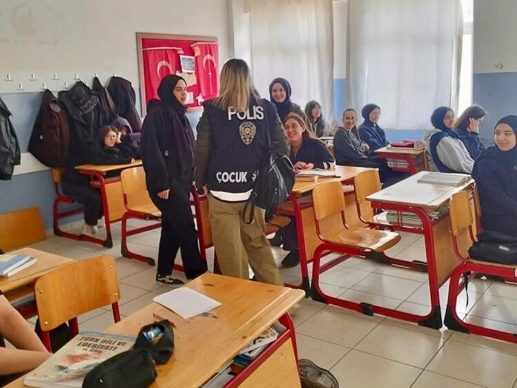 Bilecik’te çocuklara eğitim ve güvenlik kapsamında bilgilendirme faaliyetleri gerçekleştirildi. Bilecik
