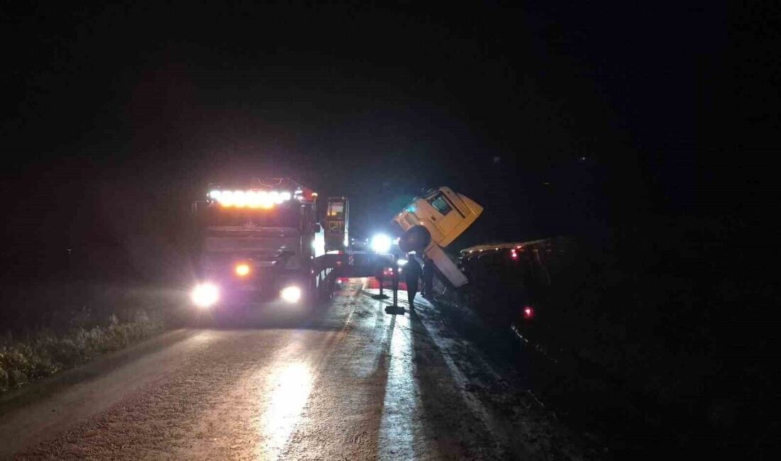 Bilecik’te seyir halinde kontrolden çıkan tır devrilirken, yaşanan kaza trafiği