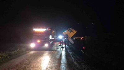 Bilecik’te seyir halinde kontrolden çıkan tır devrilirken, yaşanan kaza trafiği