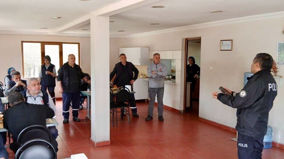 Bilecik’in Osmaneli ilçesinde esnafa dolandırıcılık ve hırsızlık konularında uyarı yapıldı.