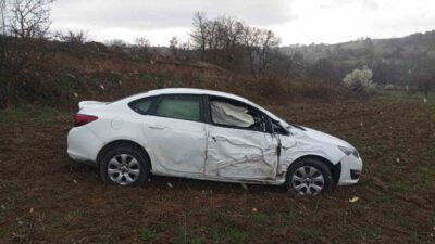 Bilecik’te seyir halinde kontrolden çıkan otomobil tarlaya uçarken, sürücüsü ağır