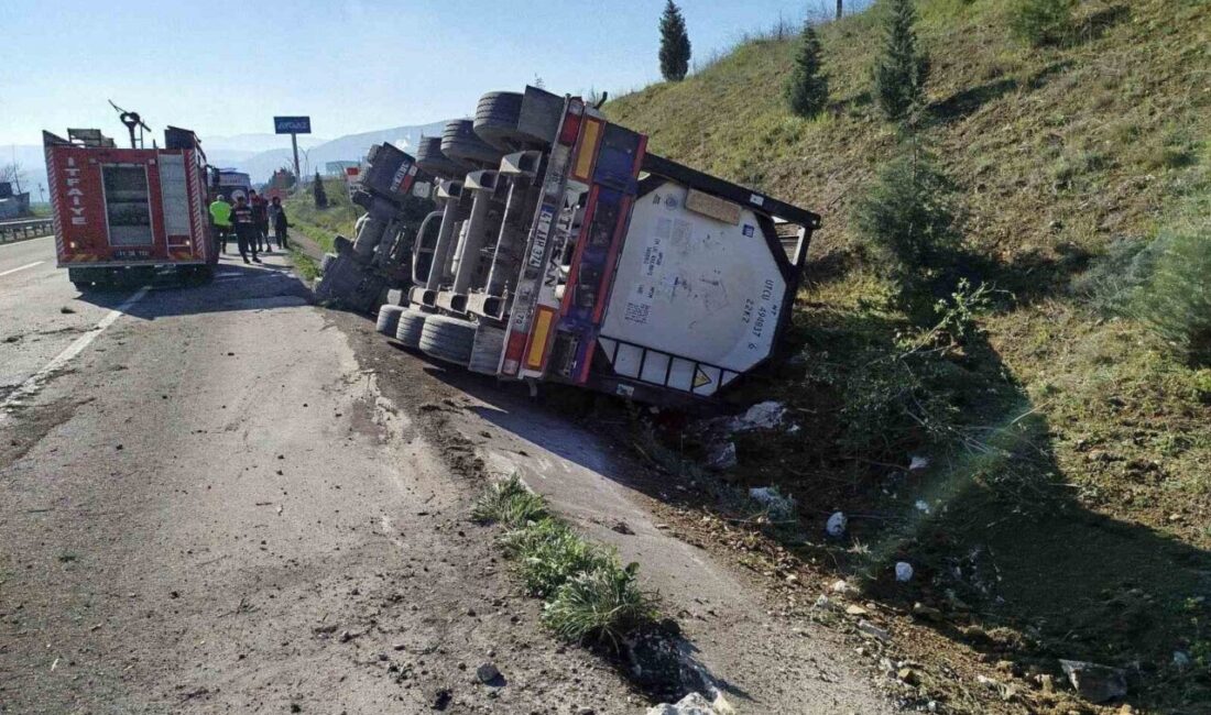 Bilecik’te seyir halinde kontrolden çıkan tır devrildi; sürücüsü yaralandı. Kaza;