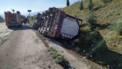 Bilecik’te seyir halinde kontrolden çıkan tır devrildi; sürücüsü yaralandı. Kaza;