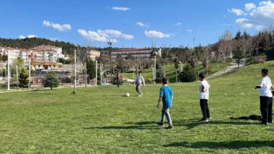 Bilecik’in Bozüyük ilçesinde koruma altındaki çocuklar doğa ve futbolla buluştu.