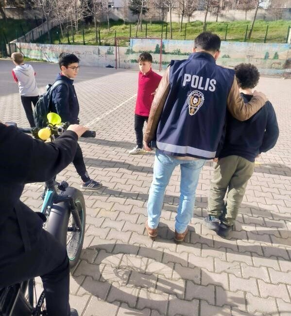 Bilecik İl Emniyet Müdürlüğü Çocuk Şube ekiplerince öğrencilere güvenlik eğitimi