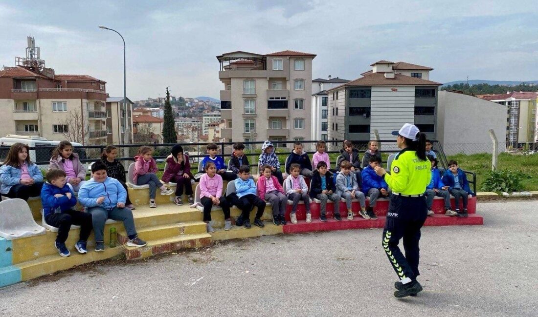 Bilecik’te öğrencilere uygulamalı trafik eğitimi verildi. Bilecik İl Emniyet Müdürlüğü