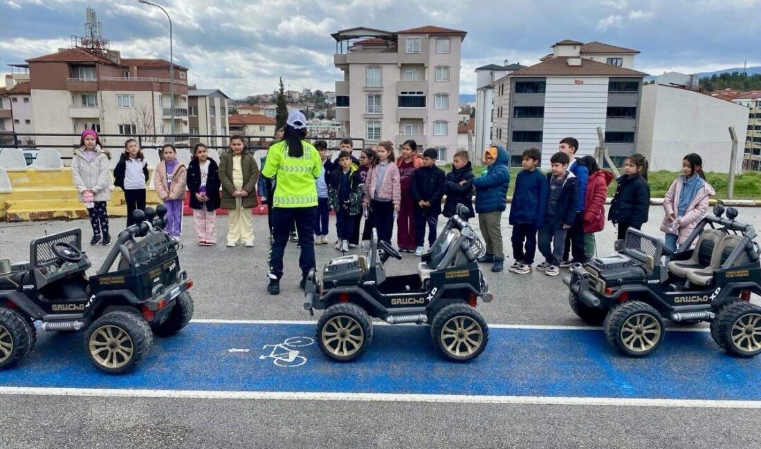 Bilecik’te Trafik Denetleme Şube Müdürlüğü ekiplerince öğrencilere uygulamalı trafik eğitimi