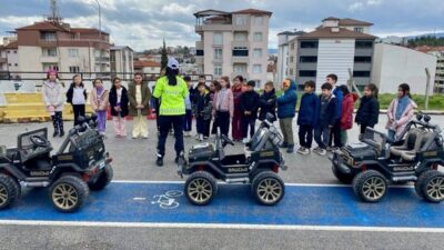Bilecik’te Trafik Denetleme Şube Müdürlüğü ekiplerince öğrencilere uygulamalı trafik eğitimi