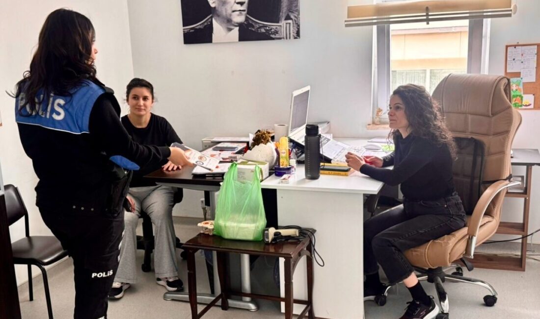 Bilecik’in Bozüyük ilçesinde sağlık çalışanlarına dolandırıcılık ve güvenlik konularında bilgilendirme