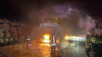 Bilecik’te seyir halindeyken aniden alev alan tır araç kullanılmaz hale