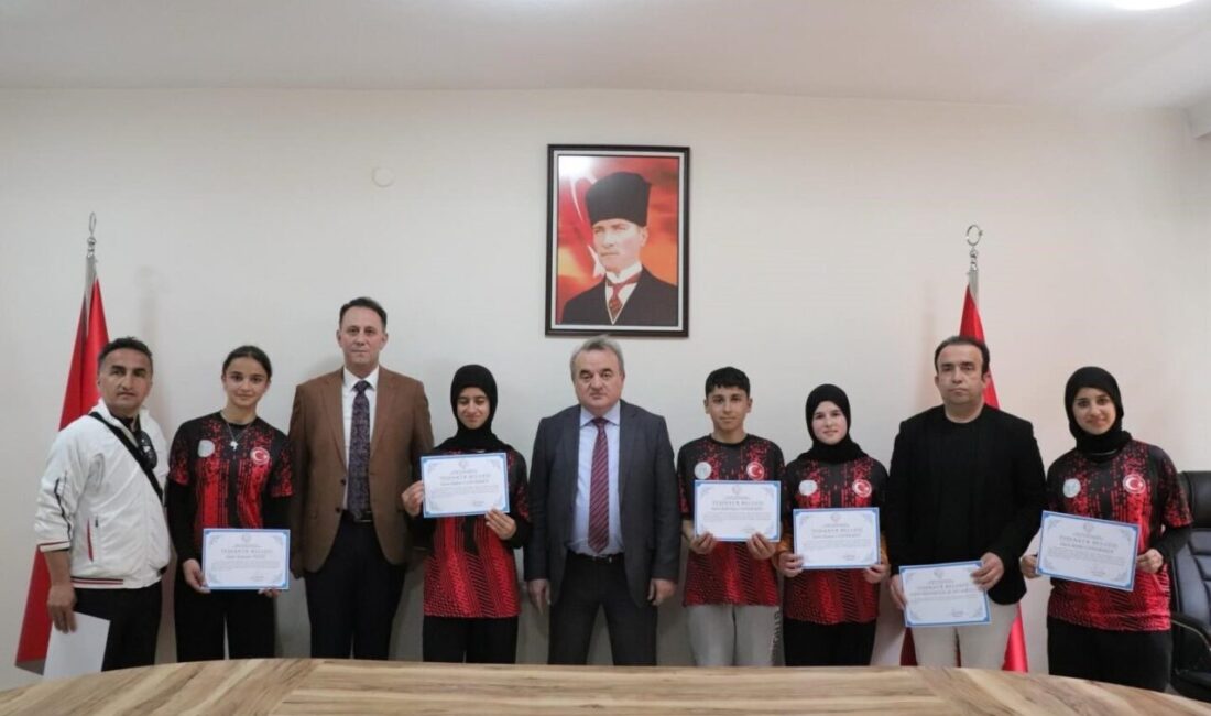 Bilecik’in Bozüyük ilçesinde sporculara başarı belgeleri verildi. Bilecik’in Bozüyük ilçesinde