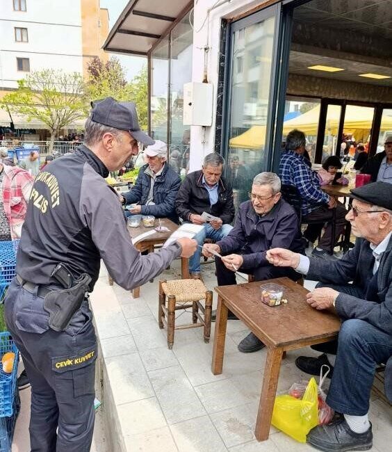 Bilecik’in Osmaneli ilçesinde sürücülere plaka mevzuatına ilişkin uyarıda bulunuldu. Bilecik