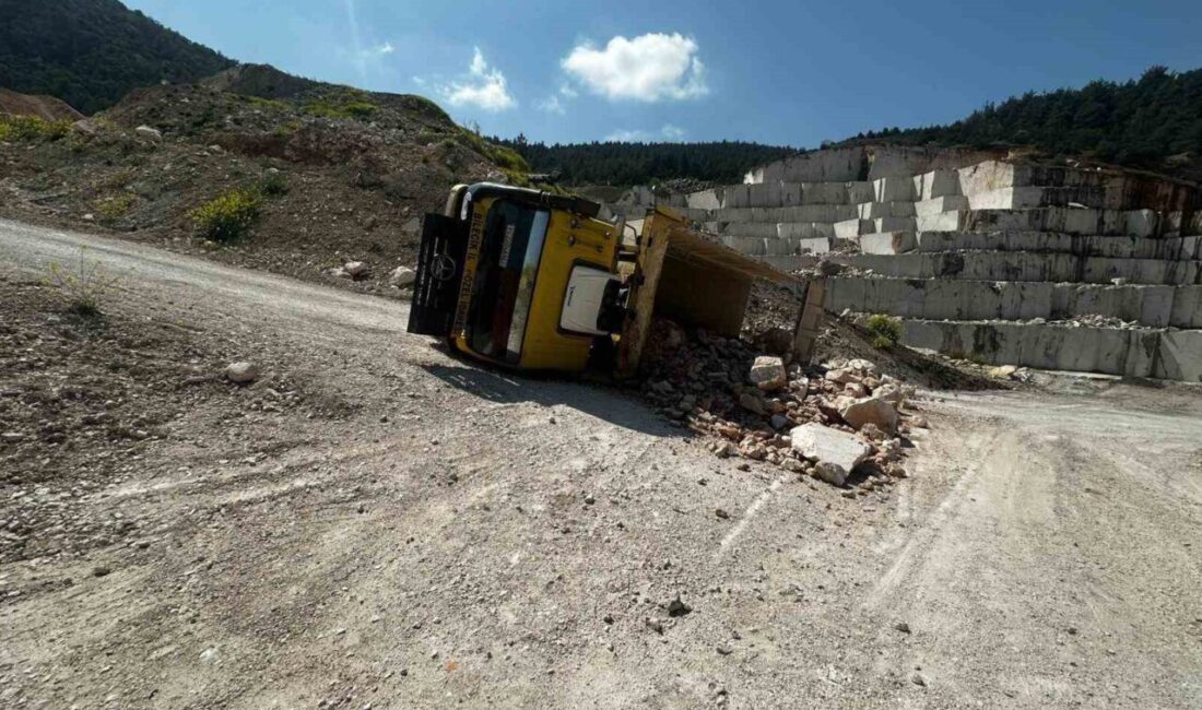Bilecik’te taş yüklü kamyonun devrilmesi sonucu meydana gelen trafik kazasında